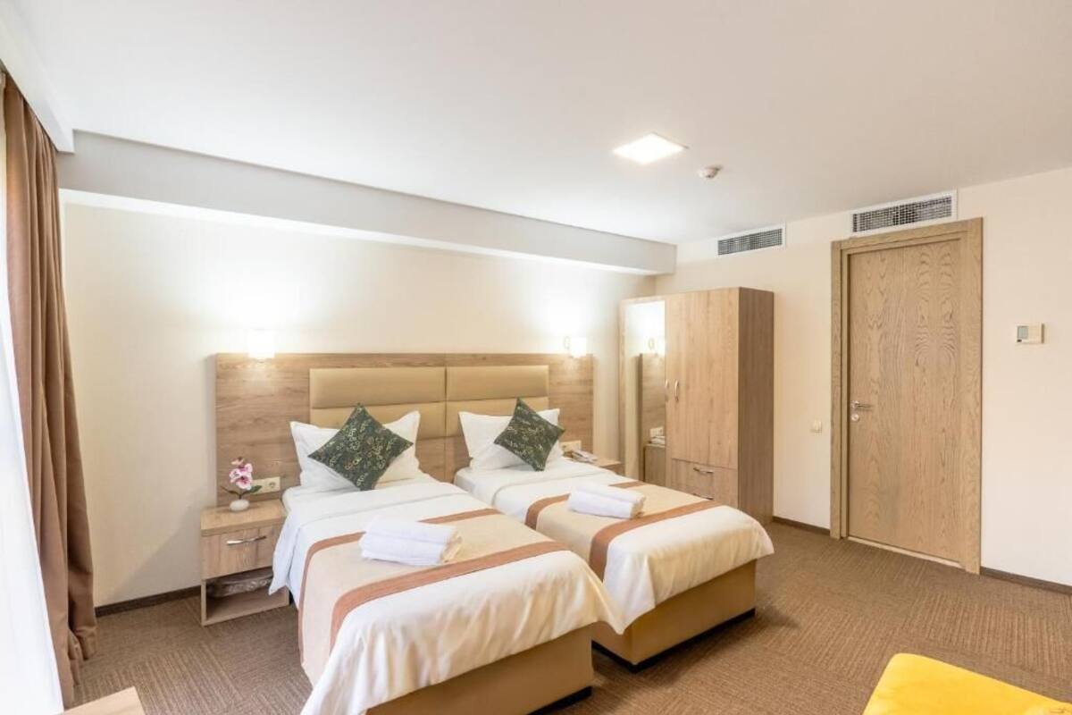 Standard Twin Room | Iron/ironing board, free WiFi