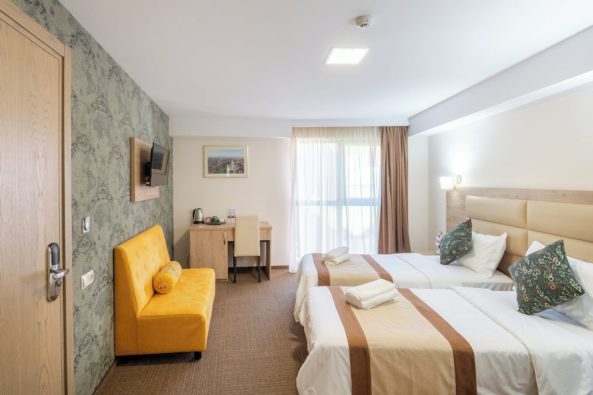 Standard Twin Room | Iron/ironing board, free WiFi