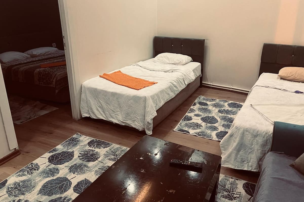 Standard-Zweibettzimmer | Laptopgeeigneter Arbeitsplatz