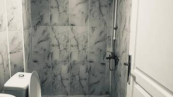 Classic-Zimmer, Stadtblick | Badezimmer | Dusche, Handtücher, Seife, Shampoo