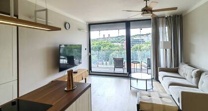 Free Parking Modern Smichov Apt Large Balcony, 10 Minutes Metro to Central