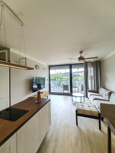 Free Parking Modern Smichov Apt Large Balcony, 10 Minutes Metro to Central