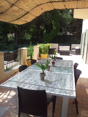 屋外ダイニングエリア