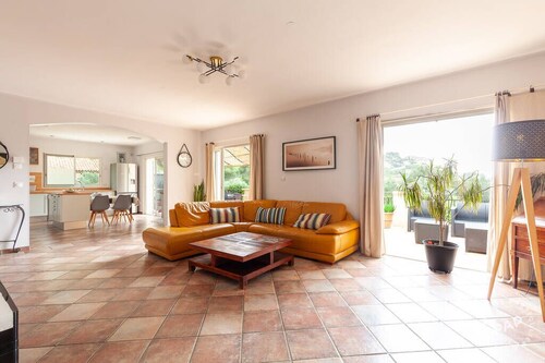 Provencal country house on 2 levels 180 m2 on 900m2 of land.