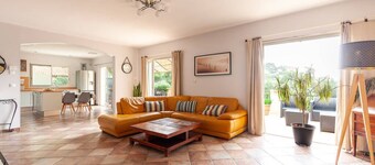 Provencal country house on 2 levels 180 m2 on 900m2 of land.