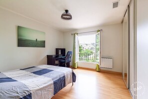 5 chambres, fer et planche à repasser, accès Internet