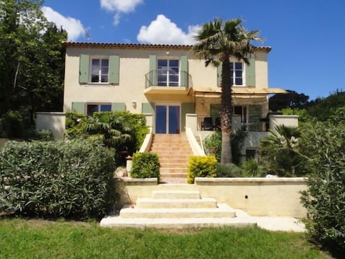 Provencal country house on 2 levels 180 m2 on 900m2 of land.