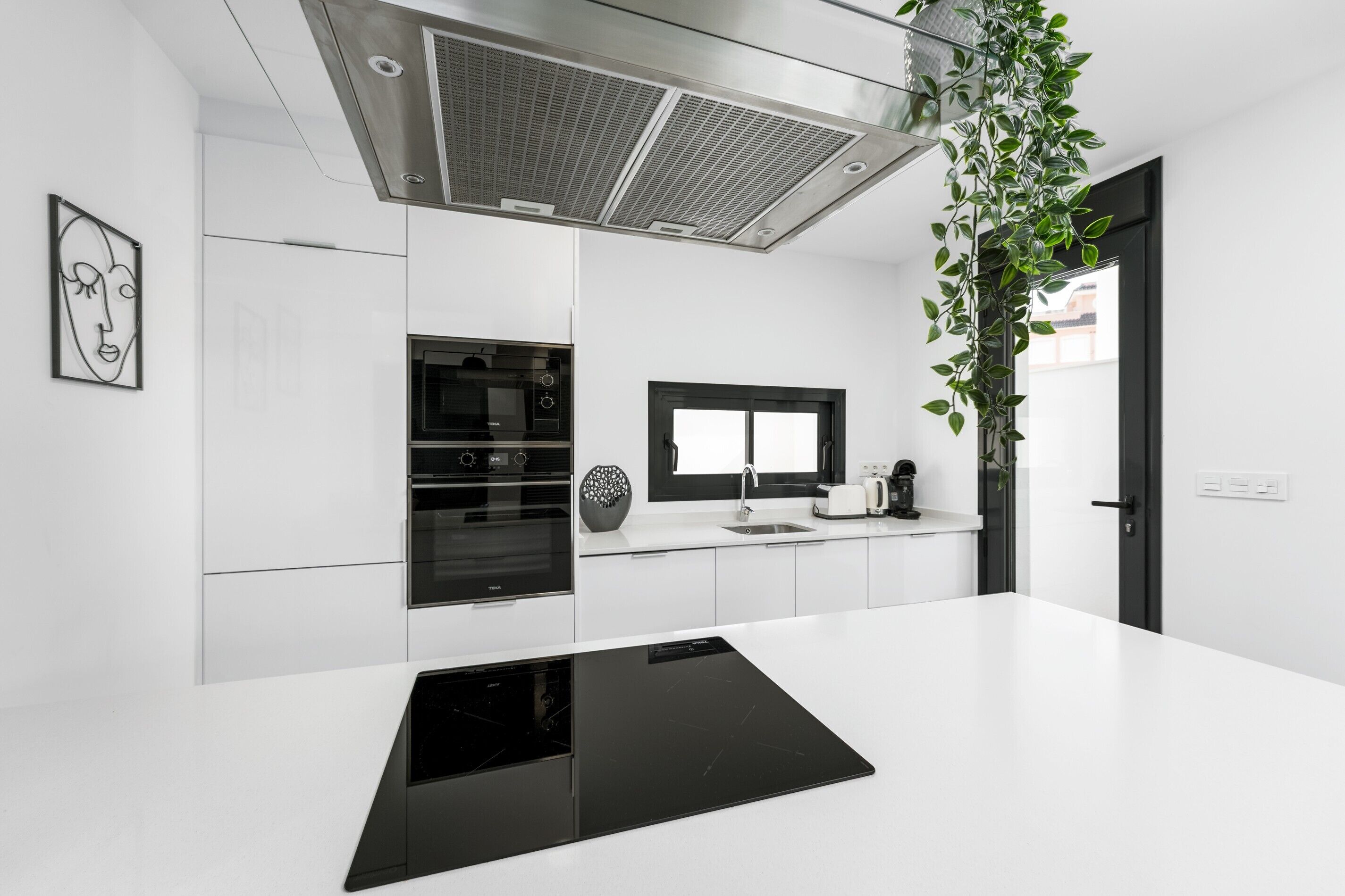 Een koelkast, een magnetron, een oven, een kookplaat