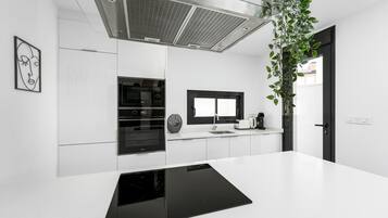 Een koelkast, een magnetron, een oven, een kookplaat