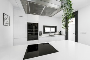 Een koelkast, een magnetron, een oven, een kookplaat