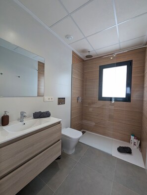 Een douche, een haardroger, handdoeken