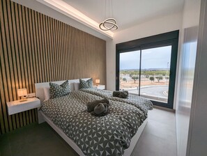 3 slaapkamers, een strijkplank/strijkijzer, wifi, beddengoed