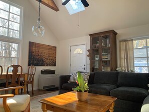 Smart TV, books - Charming cottage on historic estate (Brewster)