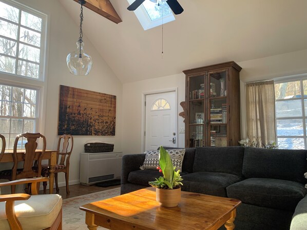 Smart TV, books - Charming cottage on historic estate (Brewster)