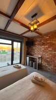 Quarto triplo, sacada, vista para o jardim