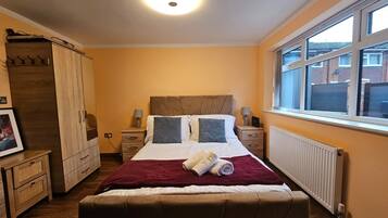 4 soverom, skrivebord, strykejern/-brett og wi-fi (inkludert)