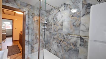 Hårføner og håndklær