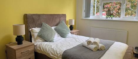 4 slaapkamers, een bureau, een strijkplank/strijkijzer, gratis wifi