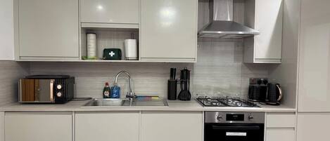 Frigorífic, microones, forn i placa de cuina