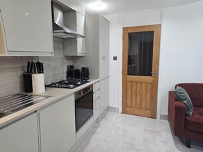 Kjøleskap, mikrobølgeovn, ovn og kokeplater