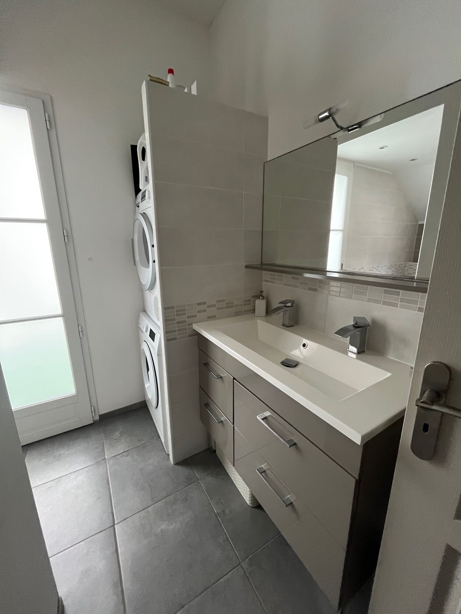 Suihku, hiustenkuivaaja, saippua, vessapaperi