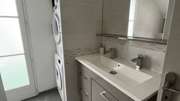 Dusche, Haartrockner, Seife, Toilettenpapier