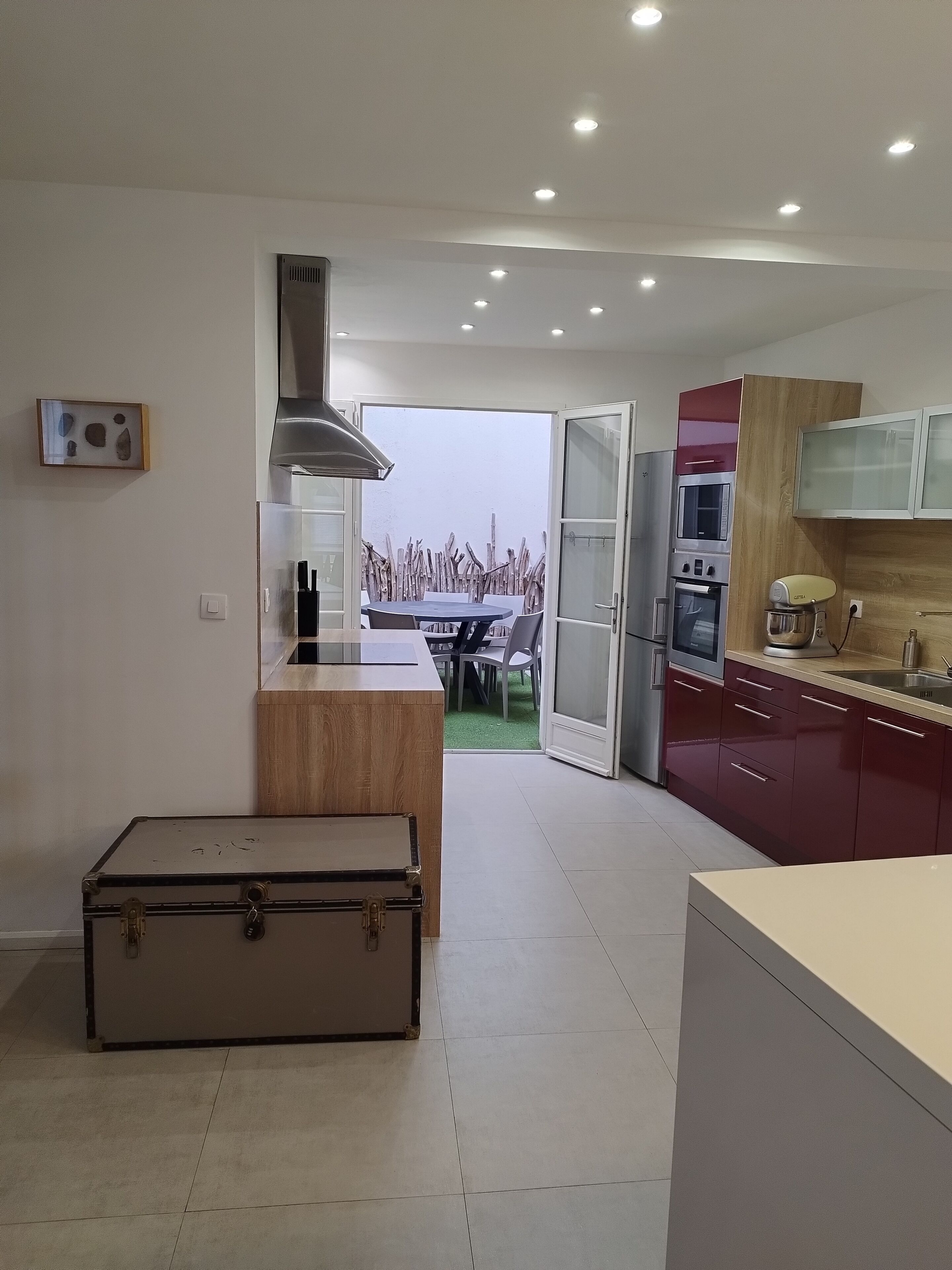 Jääkaappi, mikroaaltouuni, uuni, liesi