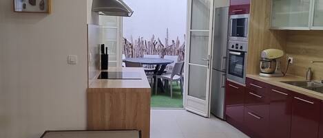 Frigorífico, microondas, horno y placa de cocina