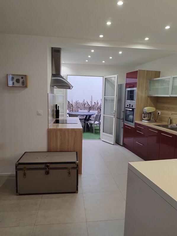 ثلاجة، ميكروويف، فرن، موقد طهي مسطح