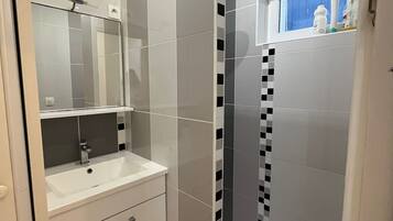 Douche, sĂšche-cheveux, savon, papier toilette