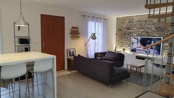 Una Smart TV, libros, un reproductor estéreo