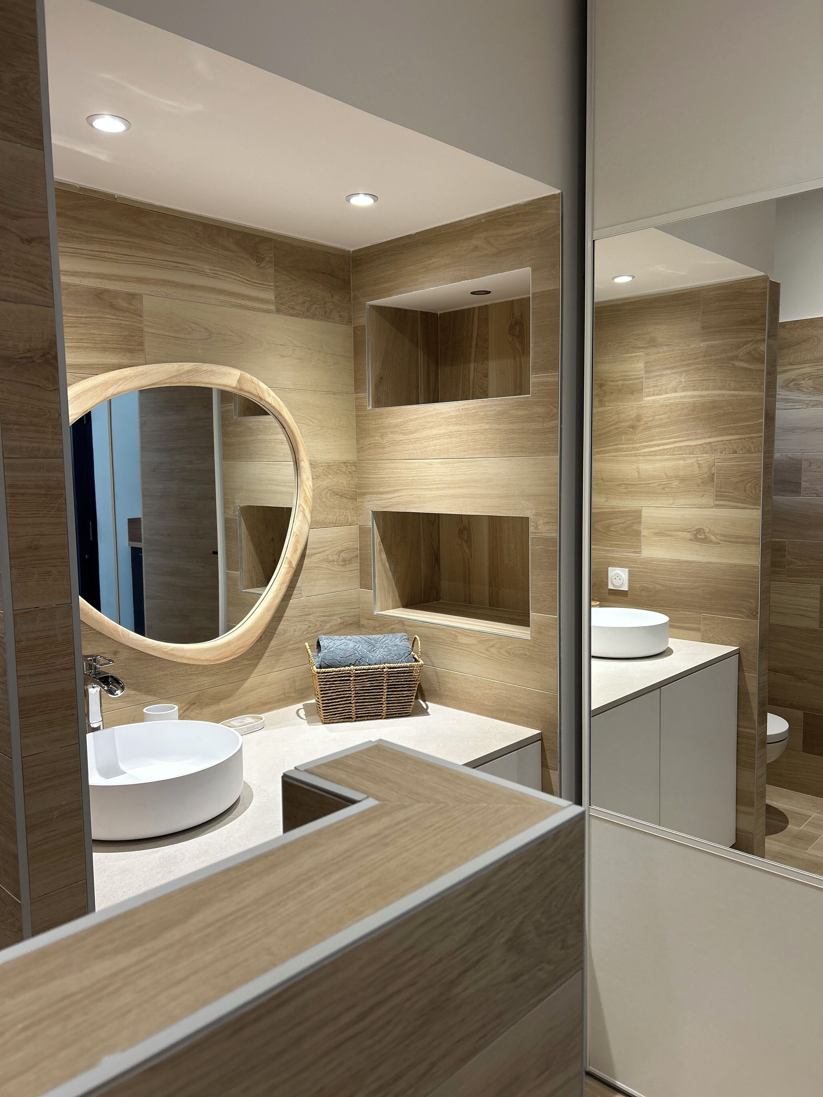 Douche, sèche-cheveux, serviettes fournies, papier toilette