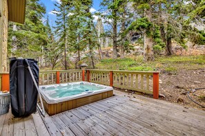 A wooden deck with a hot tub, surrounded by trees and a wooden fence. - CURRENTLY BEING REMODELED FOR THE 2026/2027 SEASON! NEW PHOTOS COMING SOON! (Deer Valley)