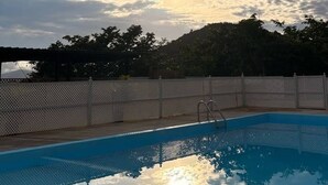 Kamer, 1 slaapkamer, terras, uitzicht op tuin | Zwembad