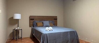 Entire 6 Bedroom Retreat With Pool - 16 Guests