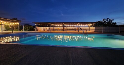 Entire 6 Bedroom Retreat With Pool - 16 Guests