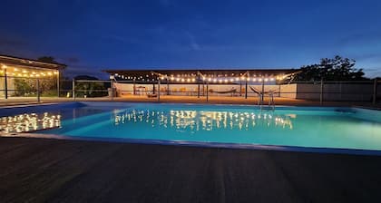 Entire 6 Bedroom Retreat With Pool - 16 Guests
