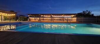 Entire 6 Bedroom Retreat With Pool - 16 Guests