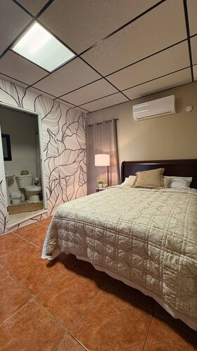 Entire 6 Bedroom Retreat With Pool - 16 Guests