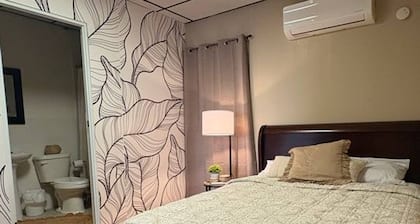 Entire 6 Bedroom Retreat With Pool - 16 Guests