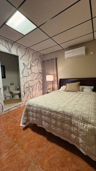 Entire 6 Bedroom Retreat With Pool - 16 Guests