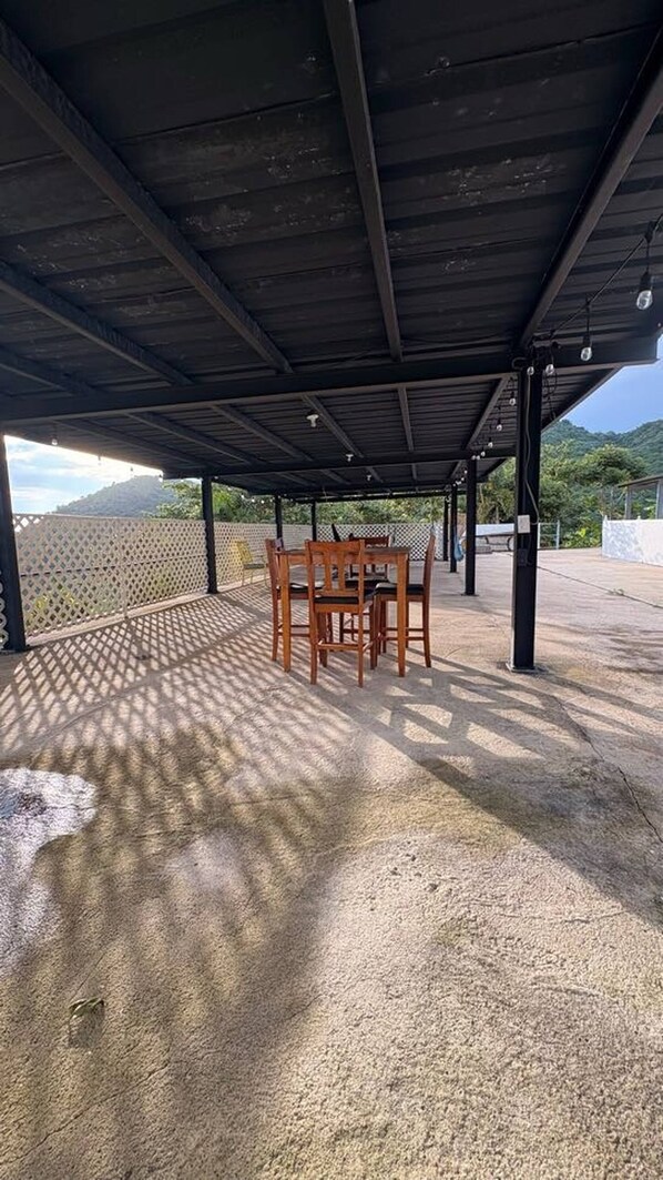 Zimmer, 3 Schlafzimmer, Terrasse, Stadtblick | Speisen im Freien