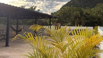 Habitación, 3 habitaciones, patio, vista a la ciudad | Terraza o patio