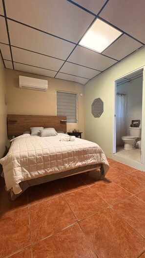 Habitación, 3 habitaciones, patio, vista a la ciudad | 3 habitaciones 