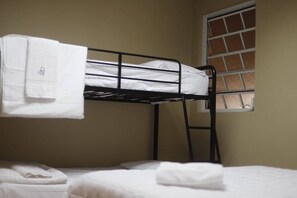 Habitación, 3 habitaciones, patio, vista a la ciudad | 3 habitaciones 