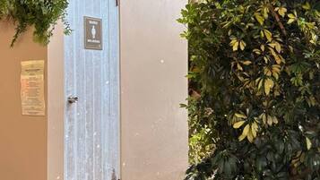 Kamer, 1 slaapkamer, balkon, uitzicht op tuin | Details aan de buitenkant