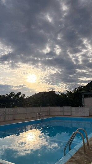 Habitación, 2 habitaciones, patio, vistas al jardín | Piscina | Una piscina al aire libre