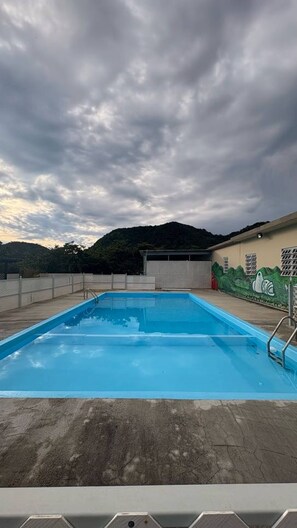 Habitación, 2 habitaciones, patio, vista al jardín | Alberca | Alberca al aire libre 