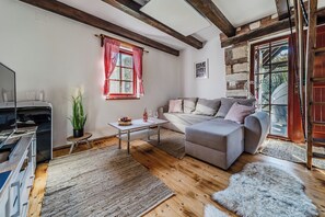 Familie huis, meerdere slaapkamers, uitzicht op gebergte (Nature Lodge With Sauna and Hot Tub) | Woonruimte | Een 21-inch smart-tv met kabelzenders en een open haard