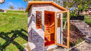Casa familiar, 2 habitaciones, chimenea, junto a la montaña (Nature Lodge With Sauna and Hot Tub) | Exterior